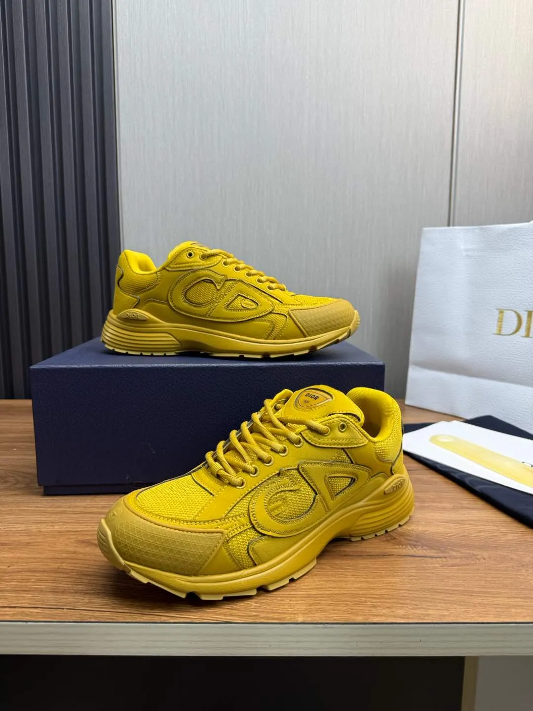 Men's men's shoes 💰740💰 D family Dior ~ New B30 couple 👫 low-top sneakers, the highest version on the market ✅ carefully made of gray mesh fabric and white technical fabric, decorated with reflective "CD30" graphic logo, and "DIO ~ B30" and "CD30" logos on the heel and tongue. An extra-light, sculpted rubber sole with signature accents adds style, while internal stretch details create ideal comfort. It can be matched with various casual styles to show the fashionable and modern sports style〰️ Size: 35-40 (customized at 40 for women) 39-45 (customized at 38.45 for men)